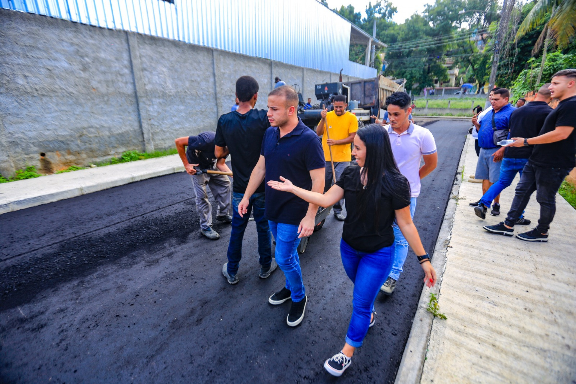 O secretário Matheus Carneiro com representantes da Secretaria de Obras no Jardim das Acácias - Rafael Barreto/PMBR