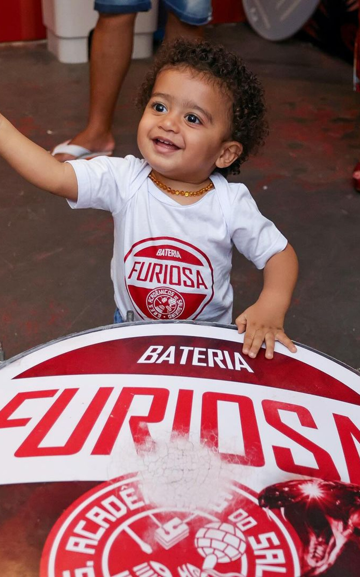 Joaquim, filho de Viviane Araújo e Guilherme Militão, se diverte na quadra do Salgueiro - Reprodução/Instagram