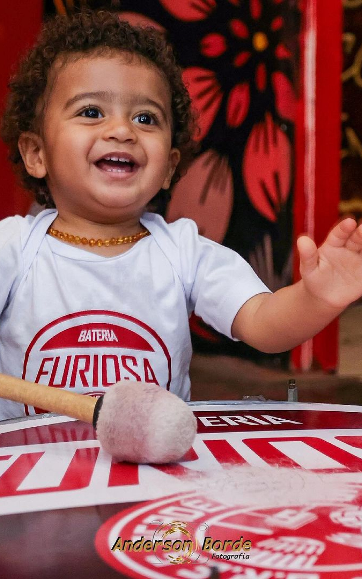 Joaquim, filho de Viviane Araújo e Guilherme Militão, se diverte na quadra do Salgueiro - Reprodução/Instagram