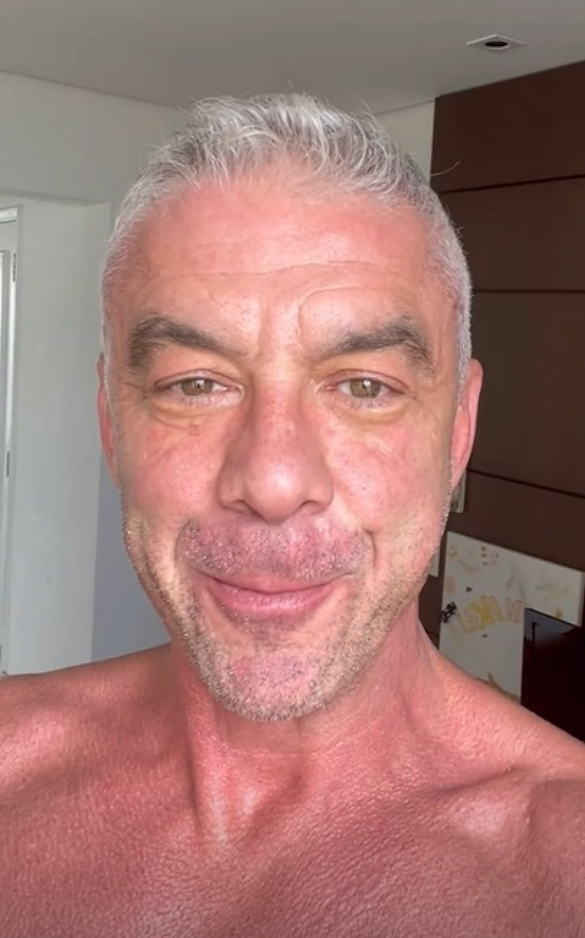 Alexandre Correa mata a saudade do filho através de videochamada - Reprodução de vídeo