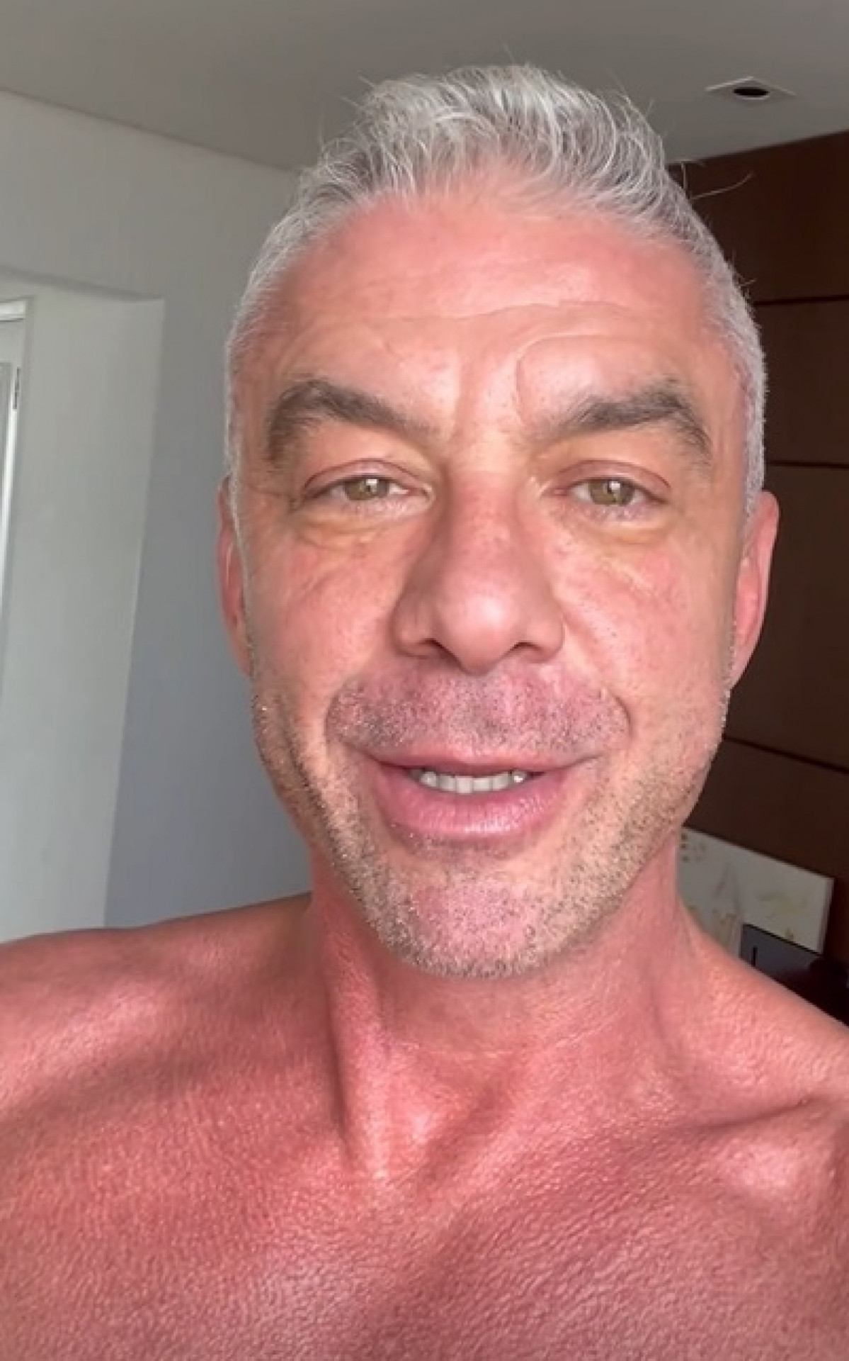 Alexandre Correa mata a saudade do filho através de videochamada - Reprodução de vídeo