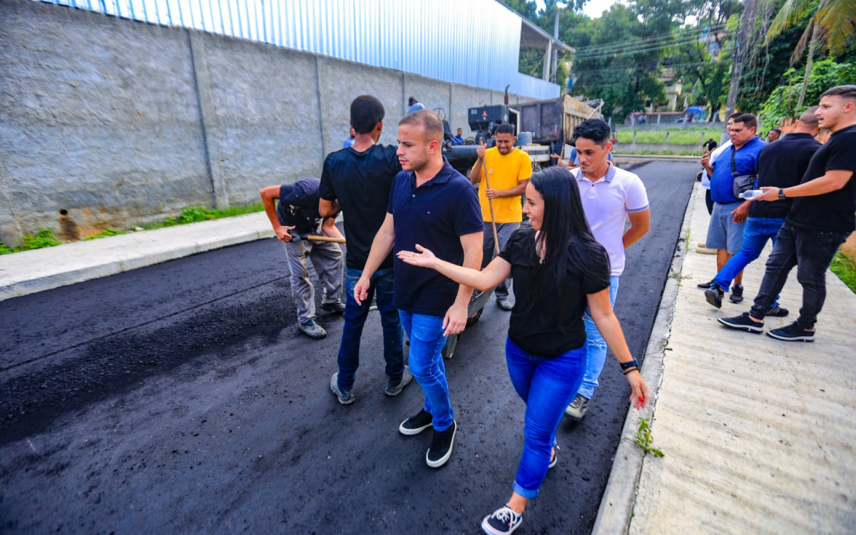 O secretário Matheus Carneiro com representantes da Secretaria de Obras no Jardim das Acácias