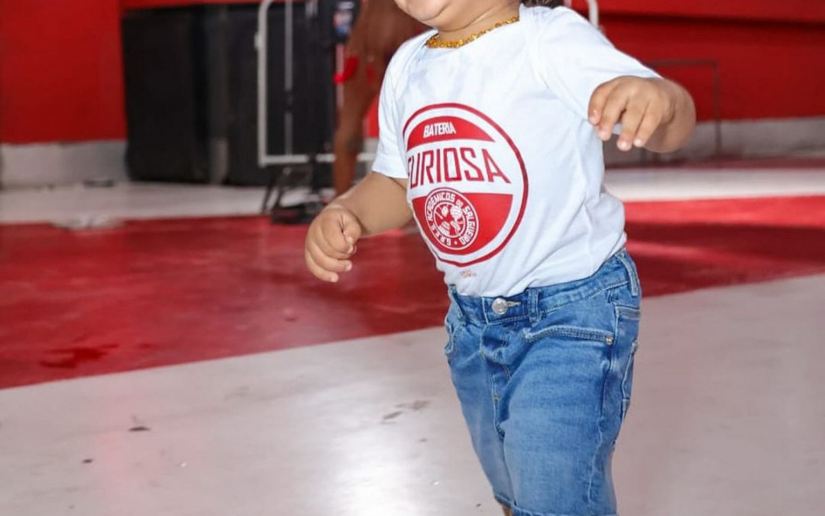 Joaquim, filho de Viviane Araújo e Guilherme Militão, se diverte na quadra do Salgueiro - Reprodução/Instagram