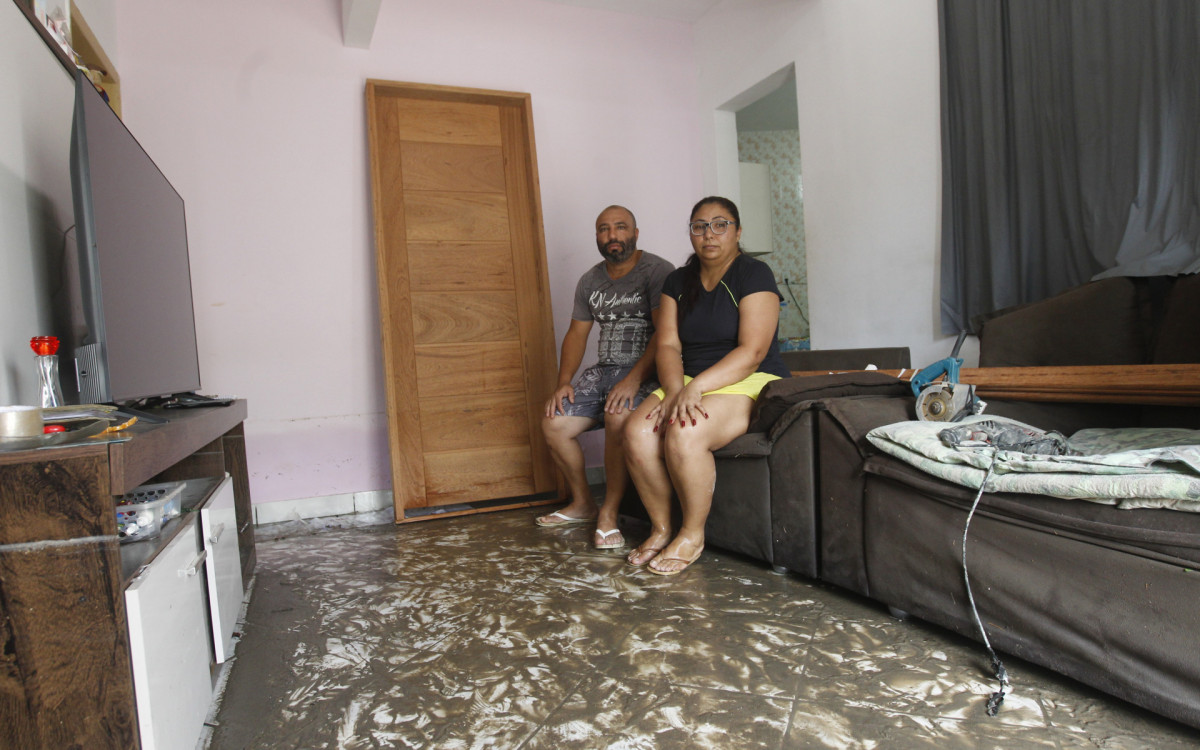 O casal Vinicius e Erica conta que perdeu praticamente tudo o que tinha dentro de casa