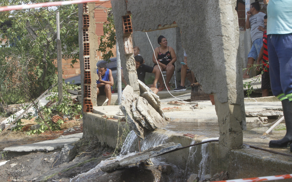 Rompimento de adutora na Rua das Tulipas em Nova Iguaçu. Na foto, Simone  que teve parte da casa destruída pela água. Nesta terça-feira (28)