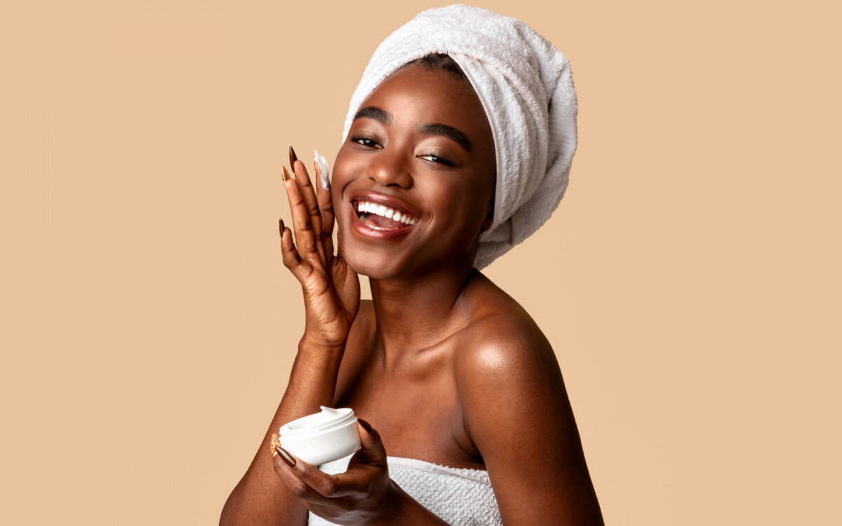 Cosm&eacute;ticos e dermocosm&eacute;ticos agem de maneira diferente na pele (Imagem: Prostock-studio | Shutterstock)