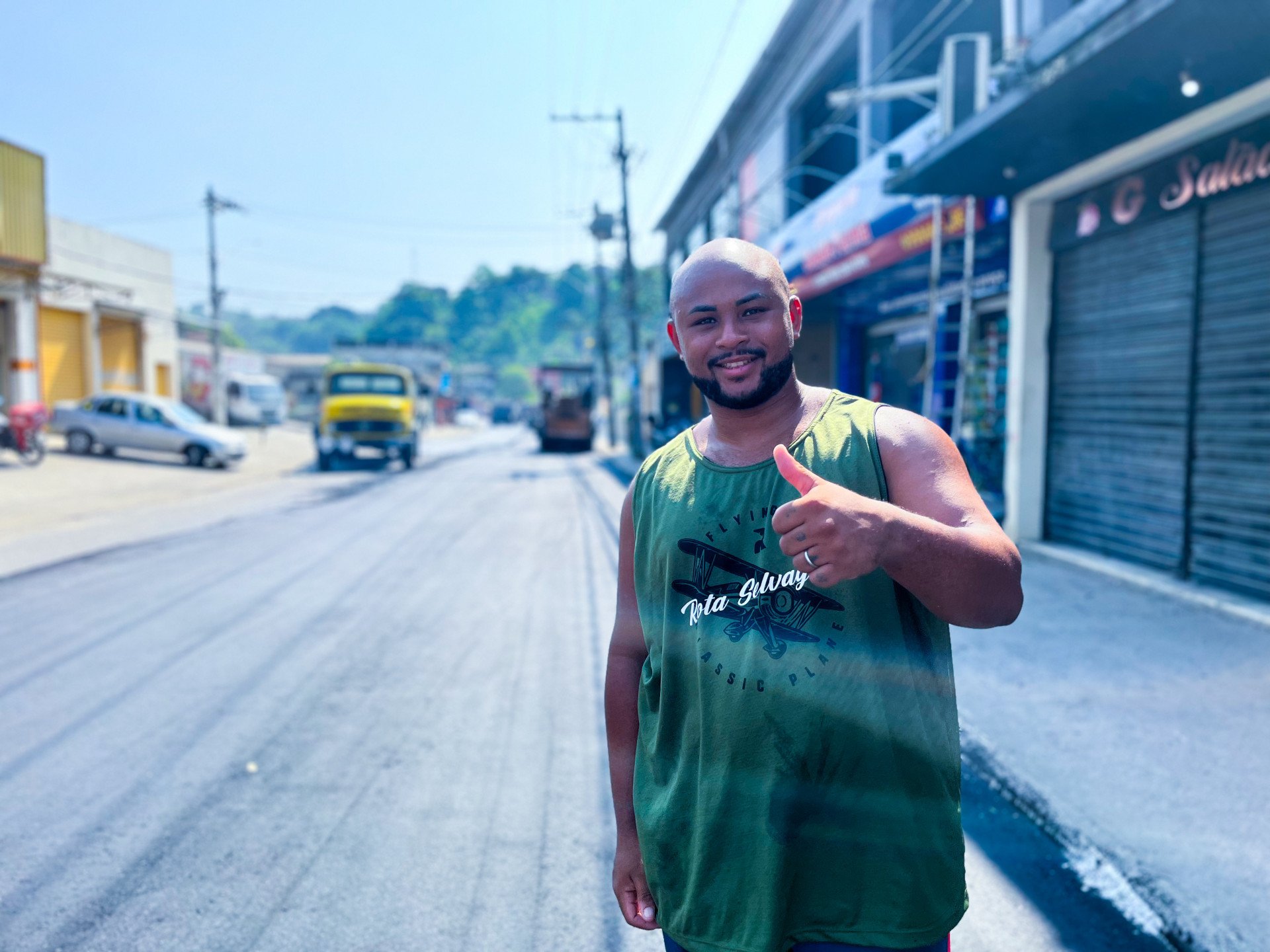 O barbeiro Lorran Santos ficou feliz com o trabalho de pavimentação feito na rua - Rafael Barreto e Kristian Amarante/PMBR