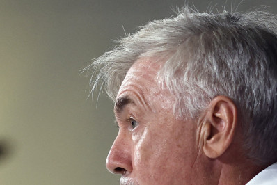 Ancelotti elogia Xavi Hernández, criticado no Barcelona: 'Tem recursos para lidar com a situação'