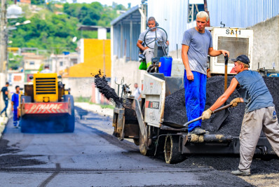 Prefeitura asfalta ruas no Jardim das Acácias em Belford Roxo