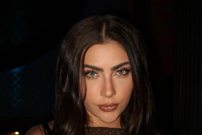 Jade Picon curte friozinho em Nova York com look transparente