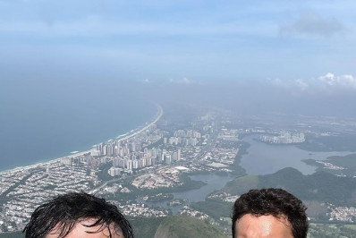 Pai e filho na ficção, Mateus Solano e Filipe Bragança sobem Pedra da Gávea em dia de folga