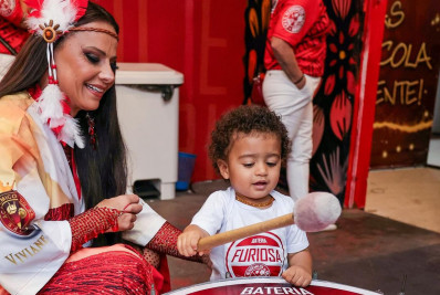Fofura! Viviane Araújo leva o filho para conhecer a quadra do Salgueiro