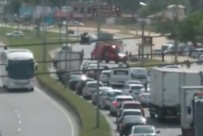 Motociclista morre após ser atingido por caminhão na RJ-106, em São Pedro da Aldeia