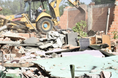 Construções irregulares são demolidas em operação da PM e MPRJ na Cidade de Deus