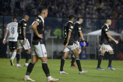 Vasco começa bem, mas leva virada do Corinthians em São Januário e se complica no Brasileirão