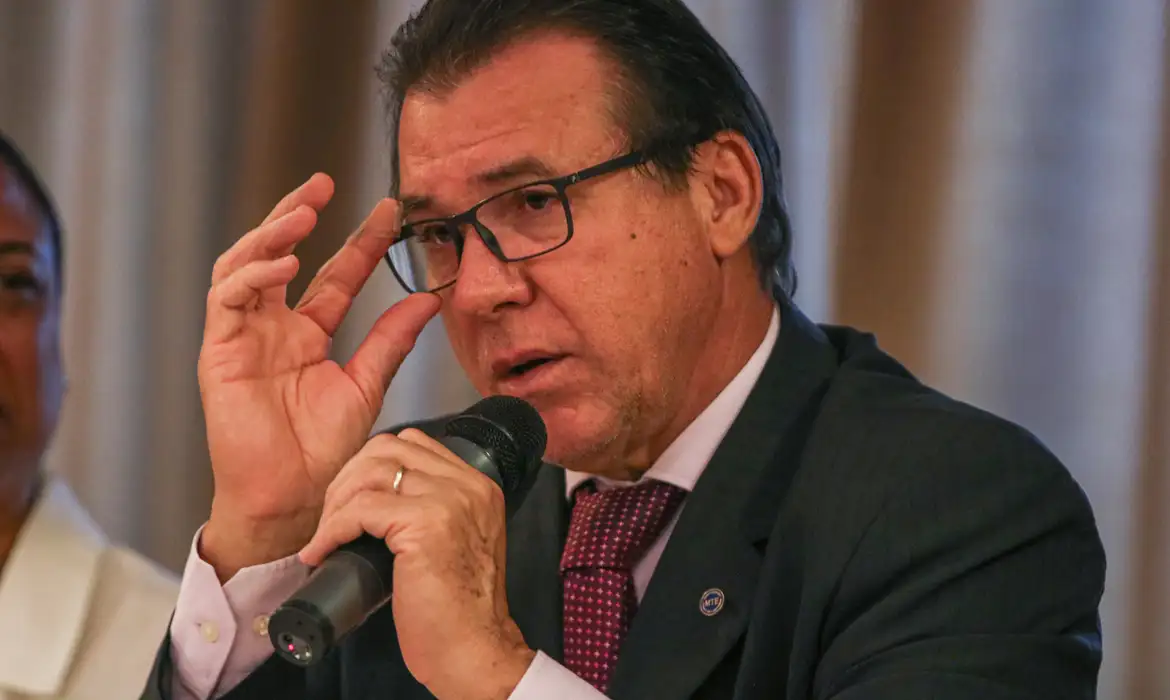 Consumo da população influencia geração de empregos, diz ministro