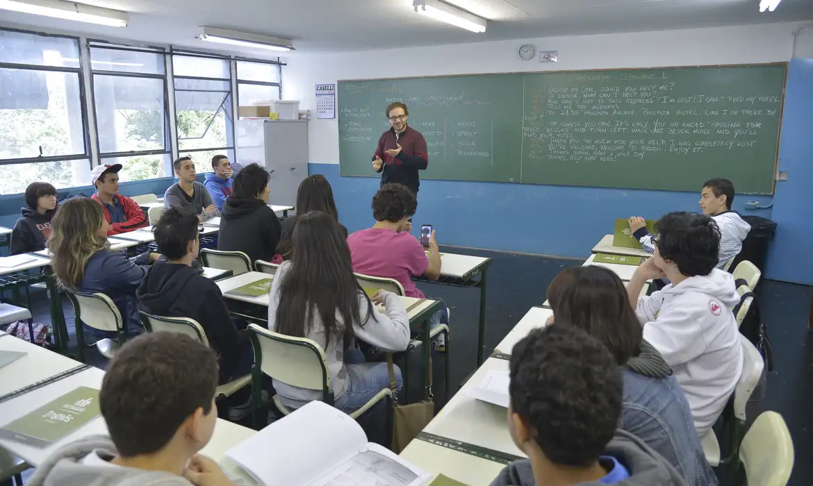 Estudantes do ensino médio terão poupança para permanecer na escola