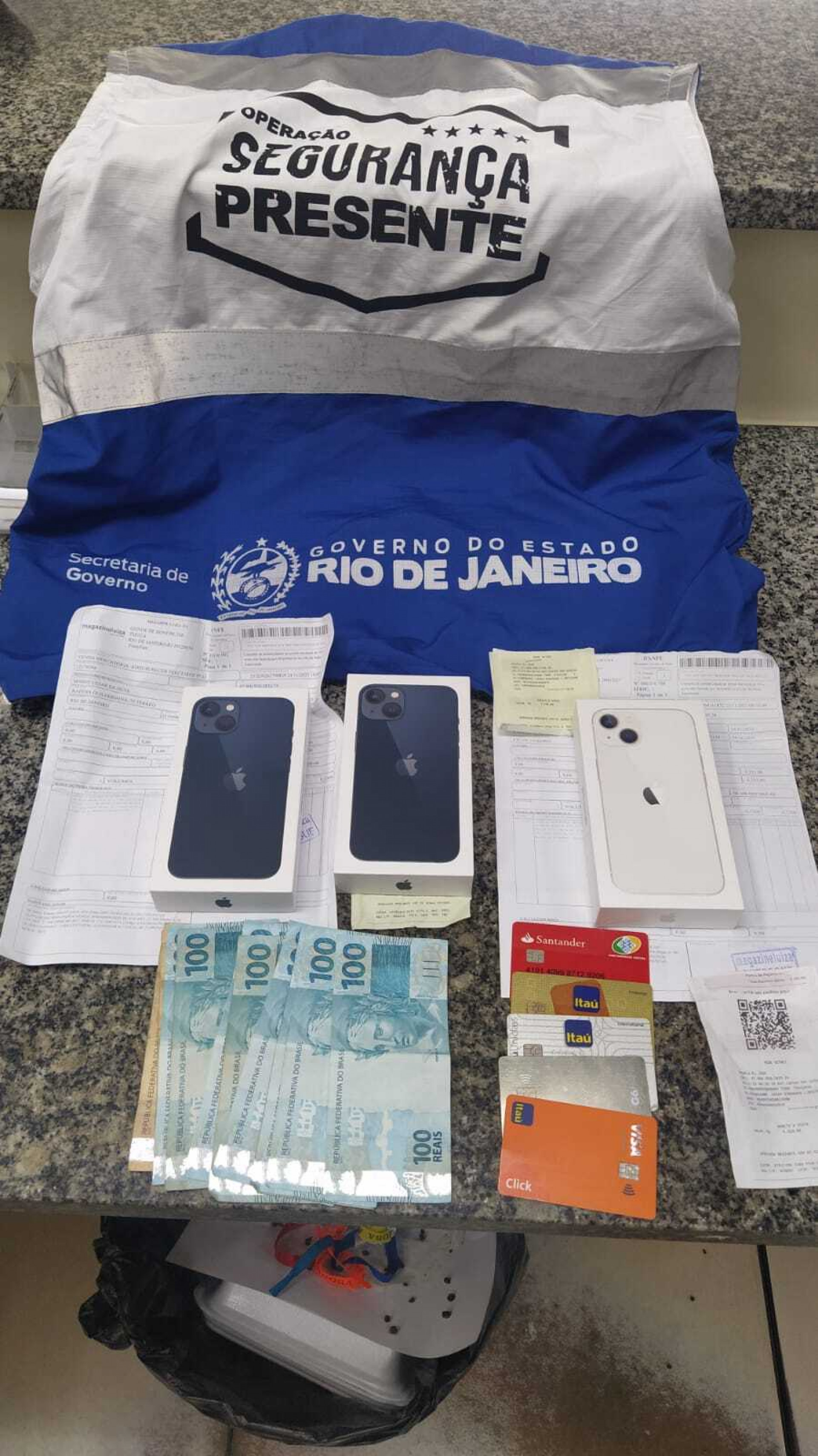 Com ele, os policiais apreenderam cartões falsos, dinheiro e três celulares Iphones - Divulgação
