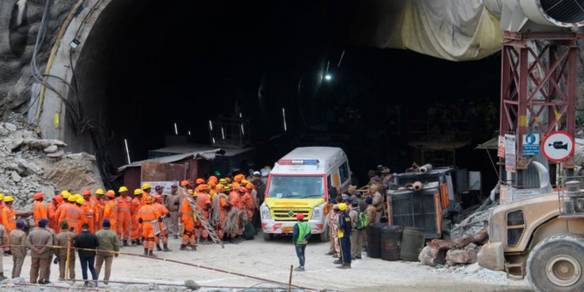 Ambulâncias estão posicionadas para o resgate dos trabalhadores - Foto: Reprodução/Internet