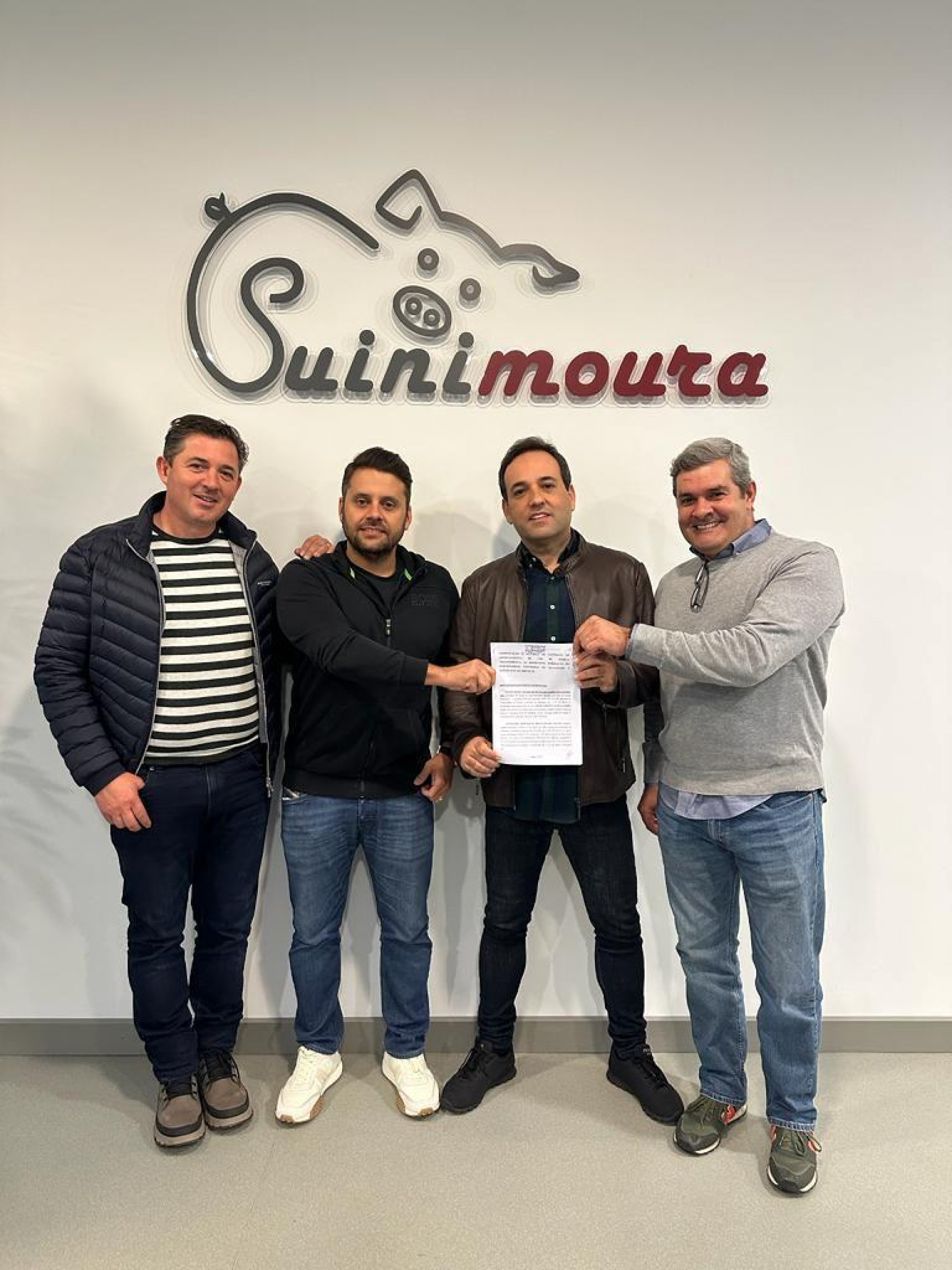 Prefeito André Português durante a assinatura do contrato em Portugal