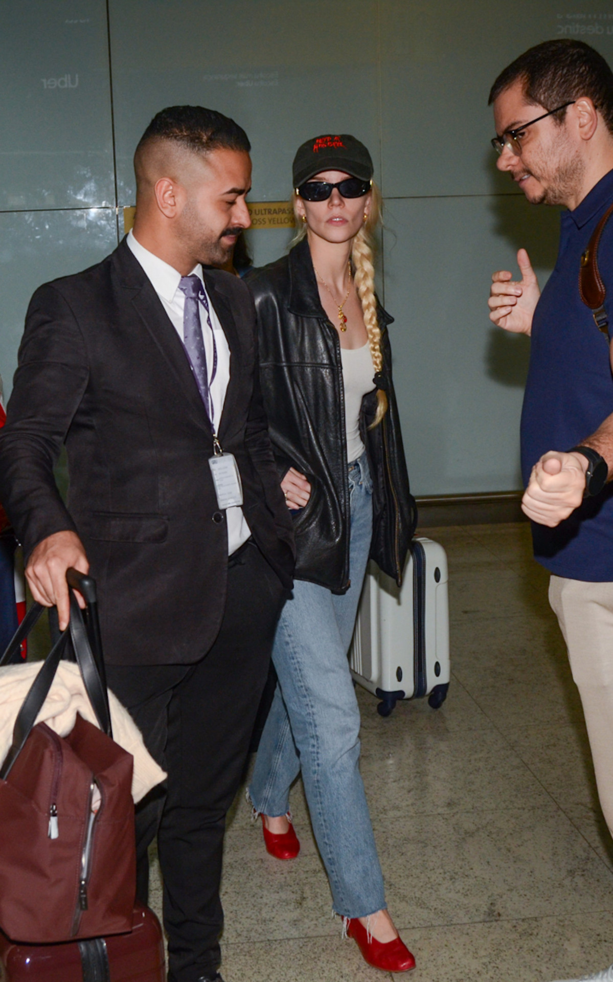 Anya Taylor-Joy desembarca no Aeroporto de Guarulhos na manhã desta quarta-feira