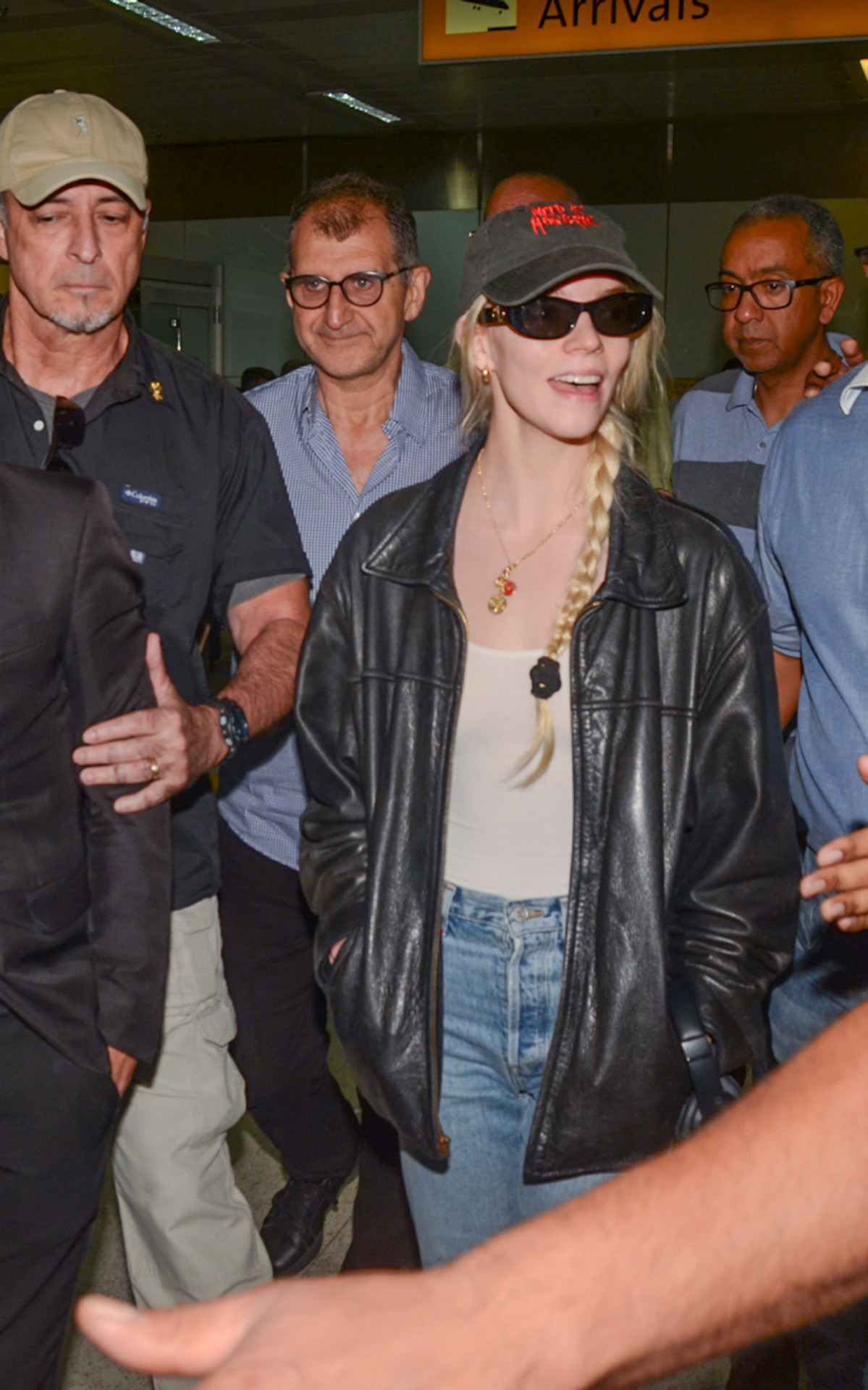 Anya Taylor-Joy desembarca no Aeroporto de Guarulhos na manhã desta quarta-feira