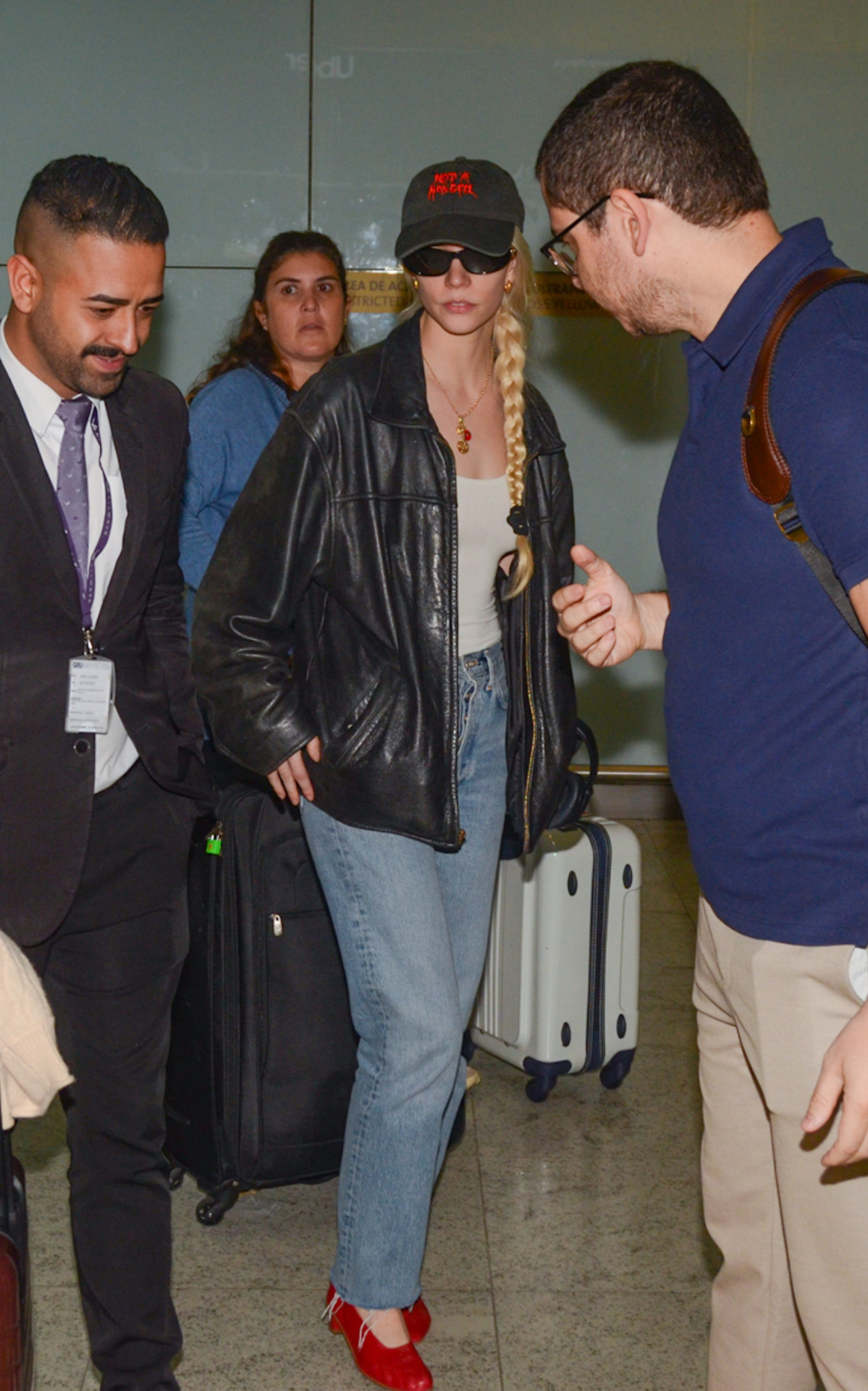 Anya Taylor-Joy desembarca no Aeroporto de Guarulhos na manhã desta quarta-feira