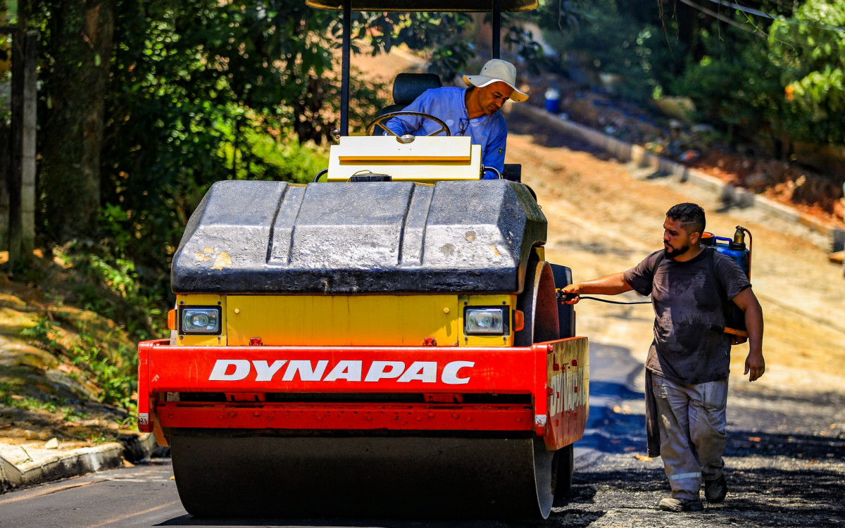 O trabalho de pavimentação beneficia diversas ruas no bairro Nova Aurora