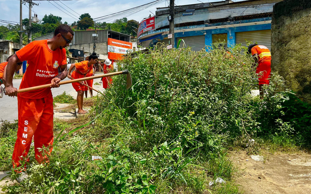 As equipes da Secretaria de Conservação também capinaram em determinados locais
