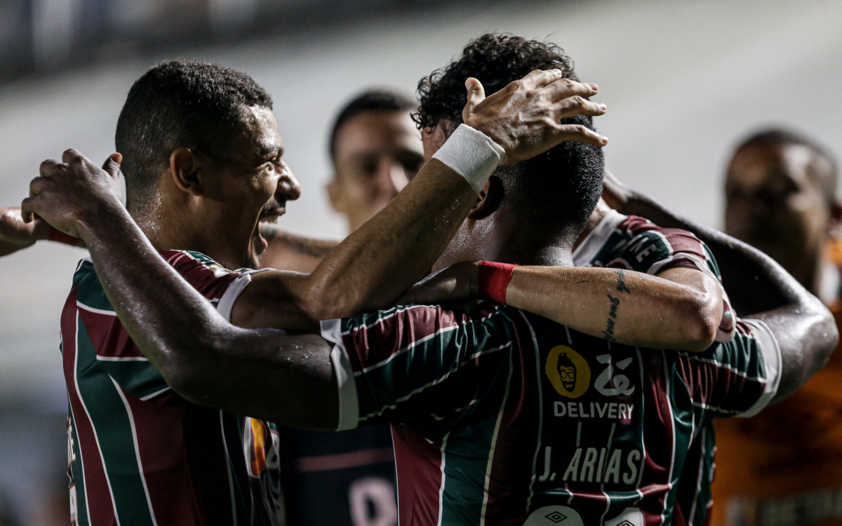 Jhon Arias comemorando um dos gols do Fluminense na vitória sobre o Santos