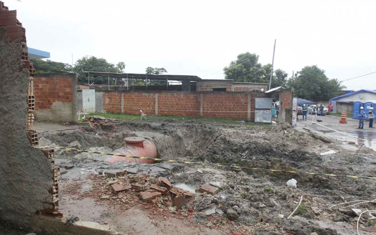 O dia seguinte ao rompimento da adutora na Rua das Tulipas em Nova Iguaçu. - Reginaldo Pimenta / Agencia O Dia