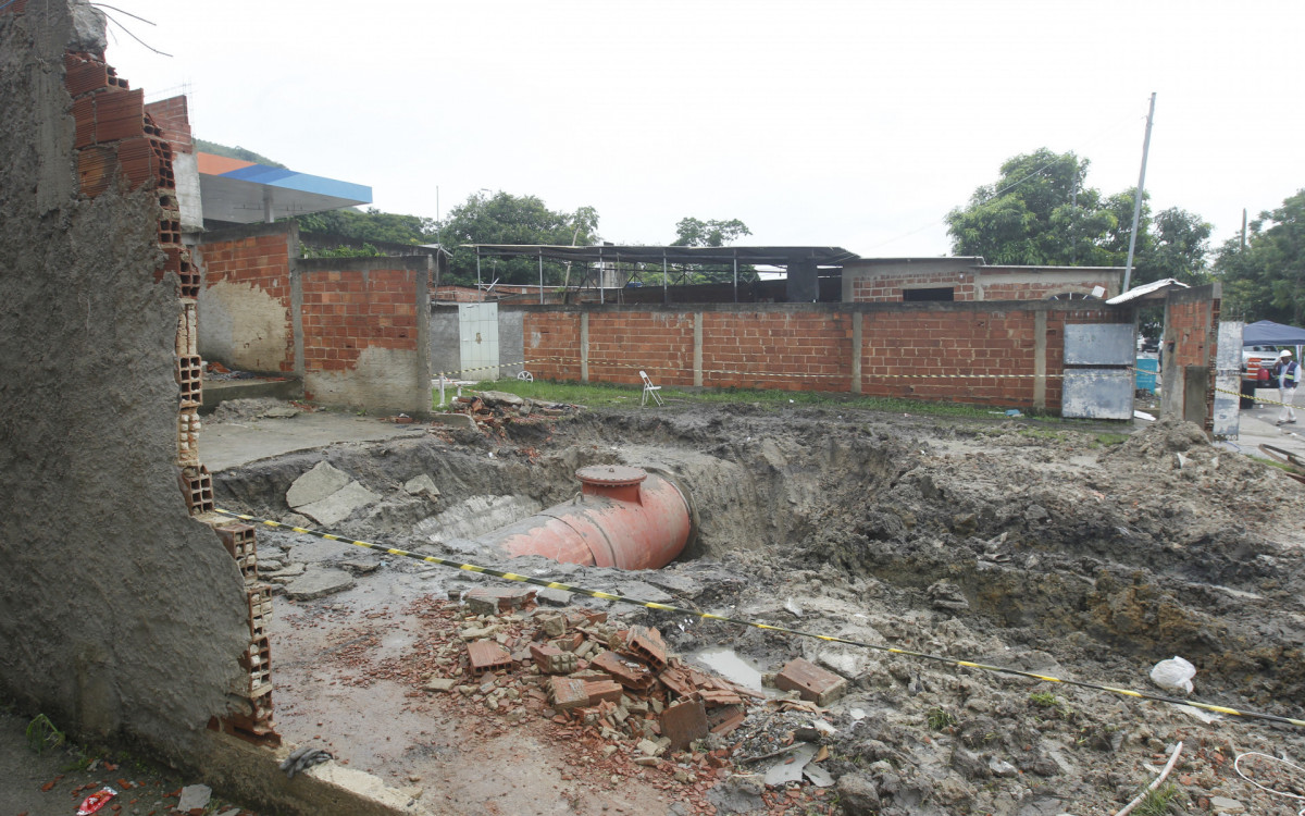 O dia seguinte ao rompimento da adutora na Rua das Tulipas em Nova Iguaçu. - Reginaldo Pimenta / Agencia O Dia