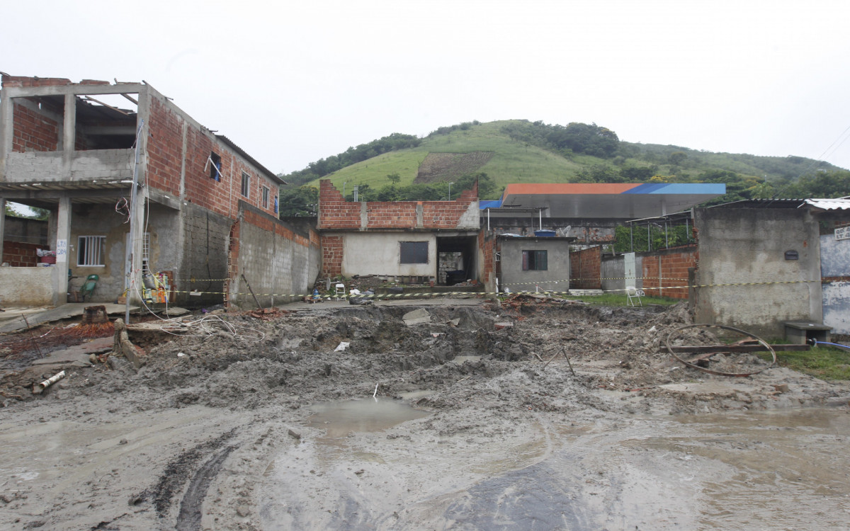O dia seguinte ao rompimento da adutora na Rua das Tulipas em Nova Iguaçu. - Reginaldo Pimenta / Agencia O Dia