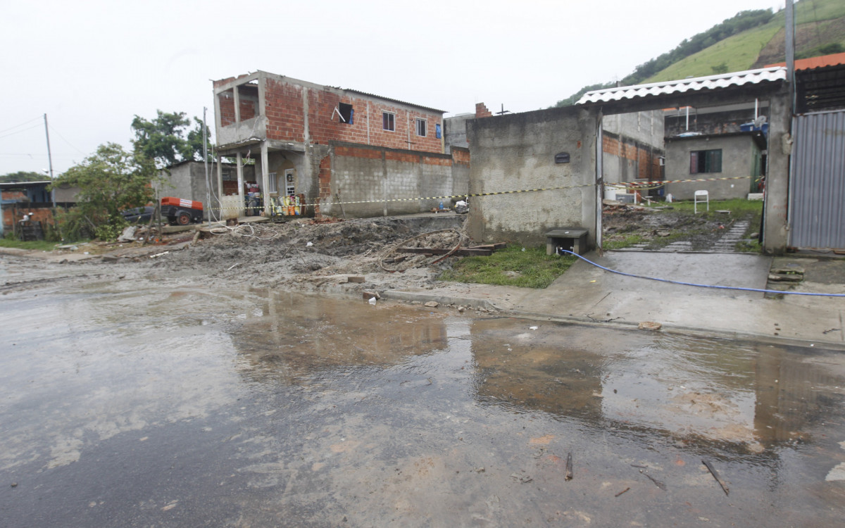 O dia seguinte ao rompimento da adutora na Rua das Tulipas em Nova Iguaçu. - Reginaldo Pimenta / Agencia O Dia