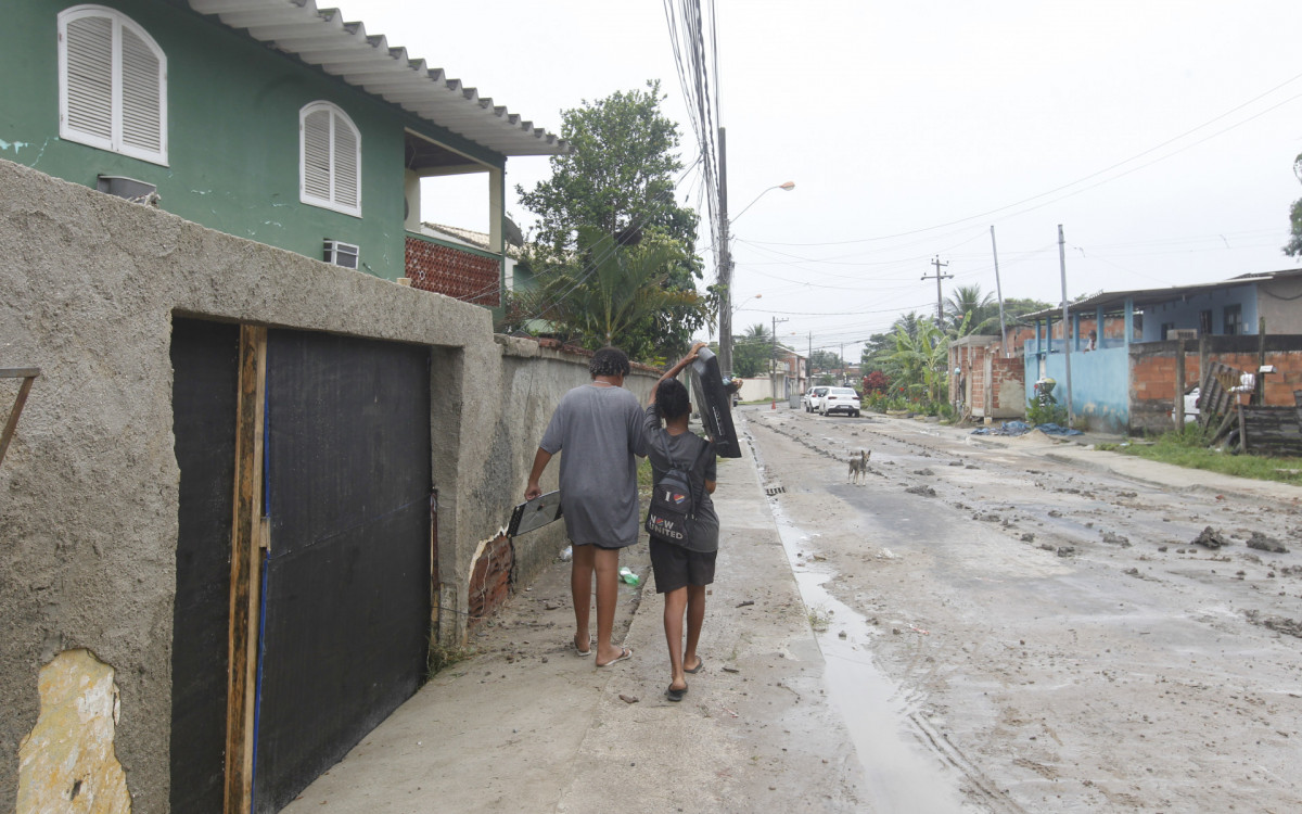 O dia seguinte ao rompimento da adutora na Rua das Tulipas em Nova Iguaçu. - Reginaldo Pimenta / Agencia O Dia