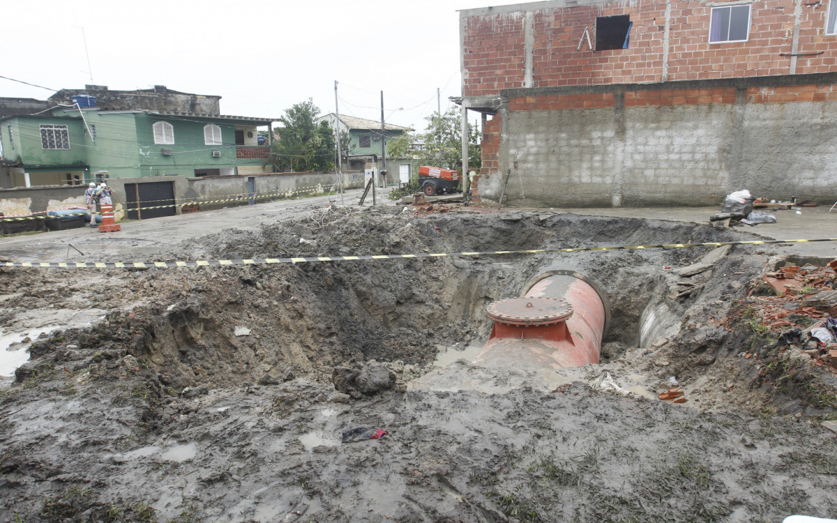 O dia seguinte ao rompimento da adutora na Rua das Tulipas em Nova Iguaçu. - Reginaldo Pimenta / Agencia O Dia