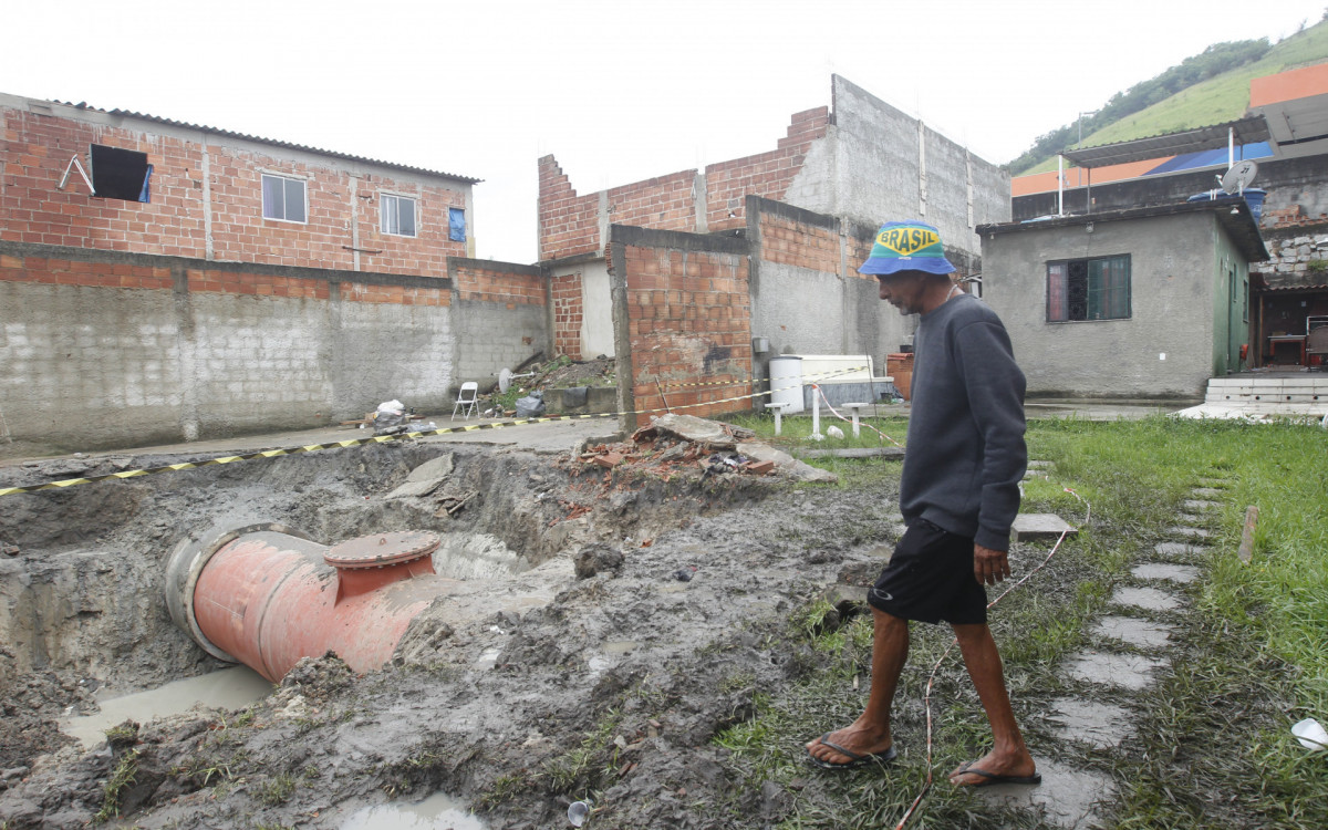 O dia seguinte ao rompimento da adutora na Rua das Tulipas em Nova Iguaçu. - Reginaldo Pimenta / Agencia O Dia