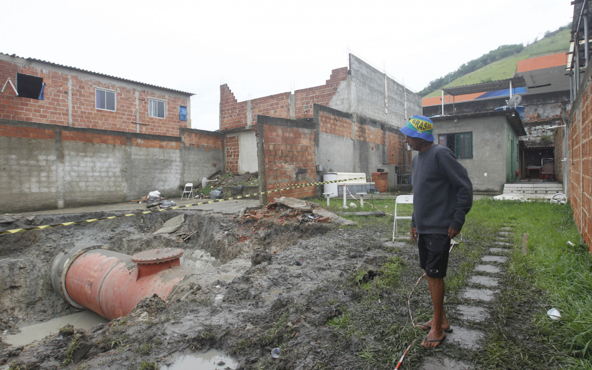O dia seguinte ao rompimento da adutora na Rua das Tulipas em Nova Iguaçu. - Reginaldo Pimenta / Agencia O Dia