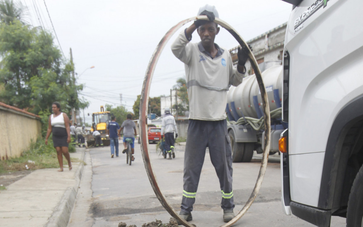 O dia seguinte ao rompimento da adutora na Rua das Tulipas em Nova Iguaçu. - Reginaldo Pimenta / Agencia O Dia