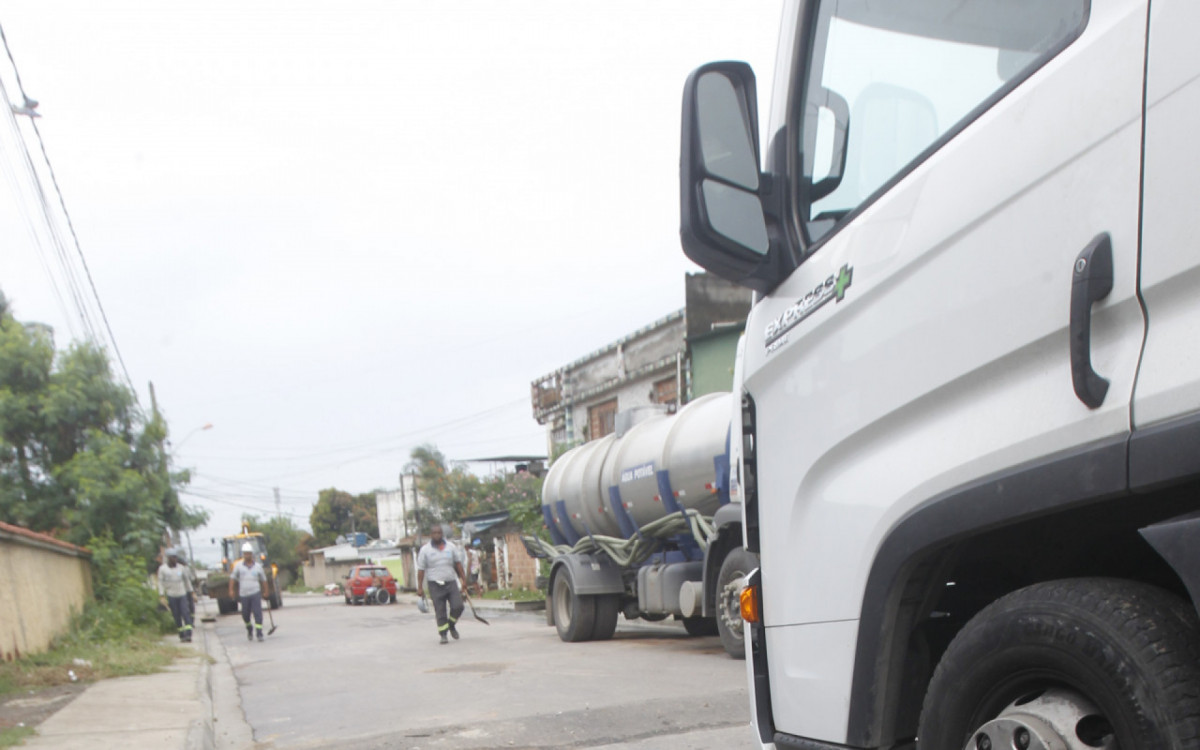 O dia seguinte ao rompimento da adutora na Rua das Tulipas em Nova Iguaçu. - Reginaldo Pimenta / Agencia O Dia
