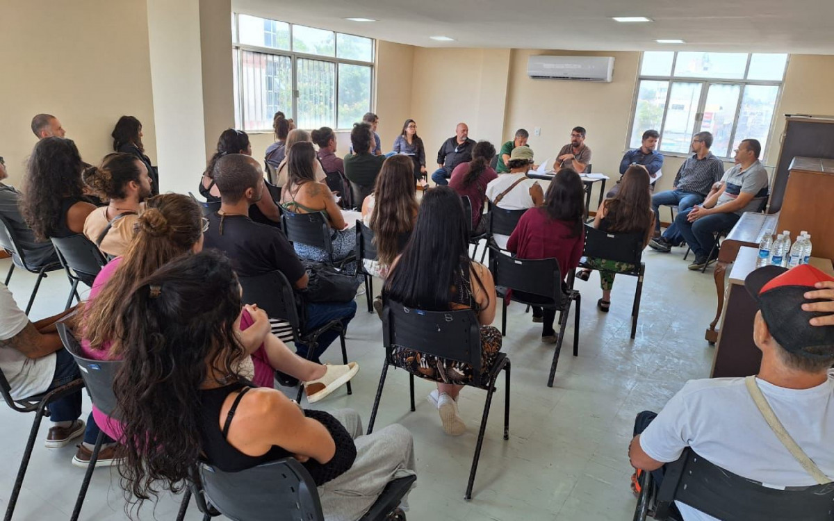 Artesãos estiveram reunidos na Secretaria de Cultura nesta terça-feira