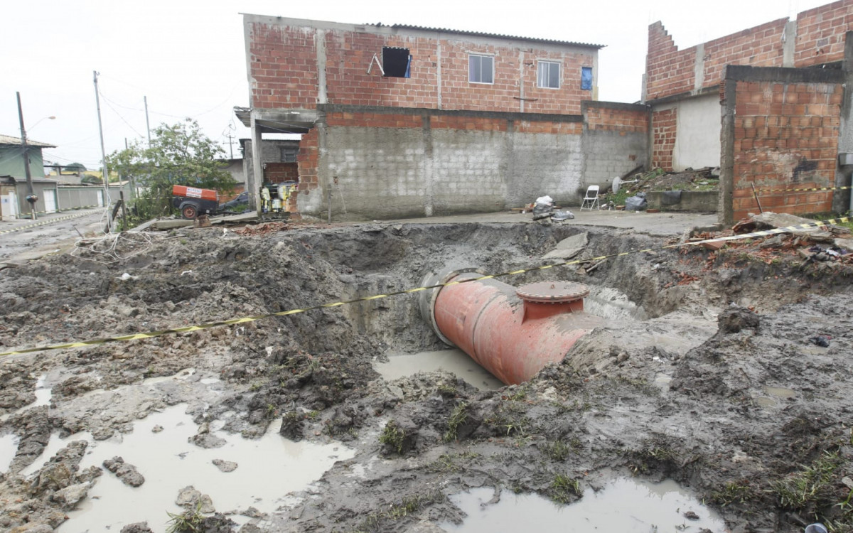 Dia seguinte do rompimento de adutora em Nova Iguaçu - Reginaldo Pimenta/Agência O DIA
