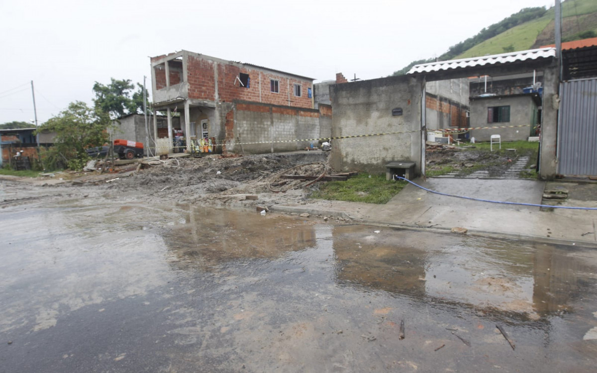 Dia seguinte do rompimento de adutora em Nova Iguaçu - Reginaldo Pimenta/Agência O DIA