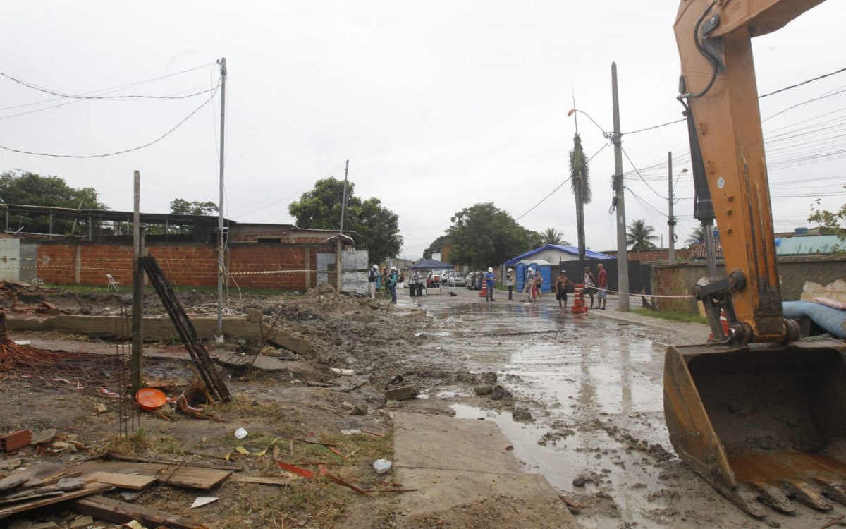 Dia seguinte do rompimento de adutora em Nova Iguaçu - Reginaldo Pimenta/Agência O DIA