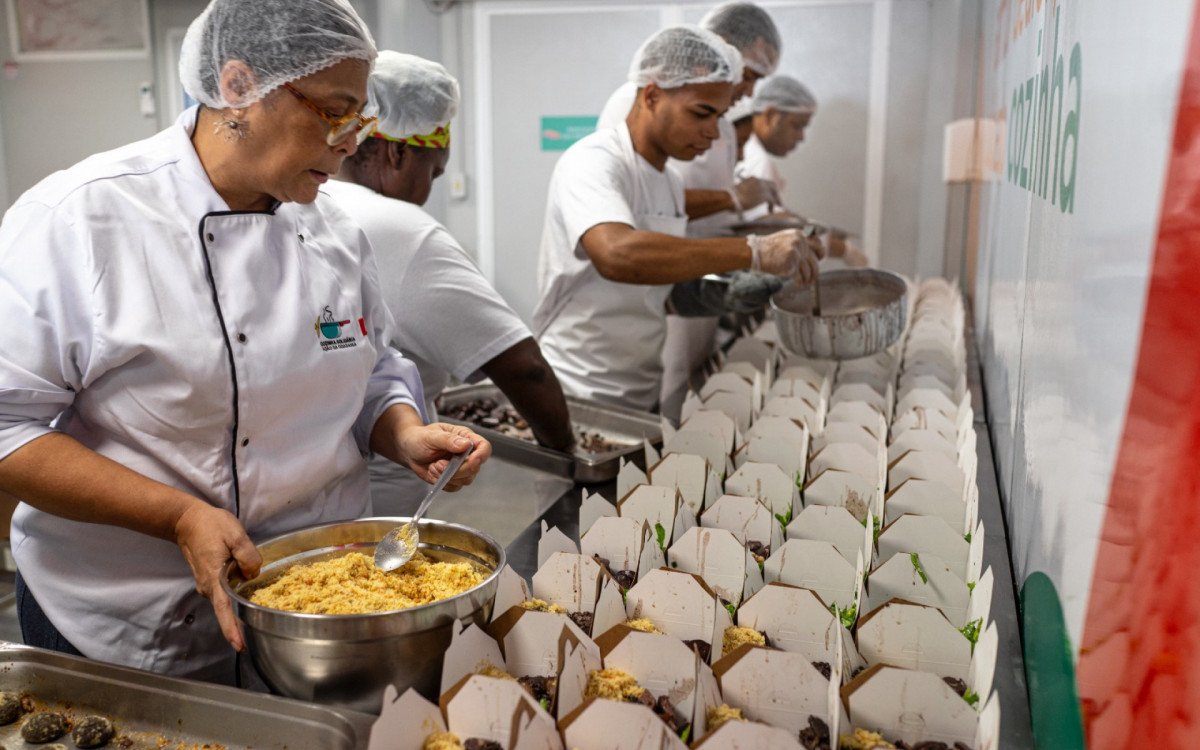 atia Barbosa prepara refeições da Cozinha Solidária da Ação da Cidadania - Divulgação