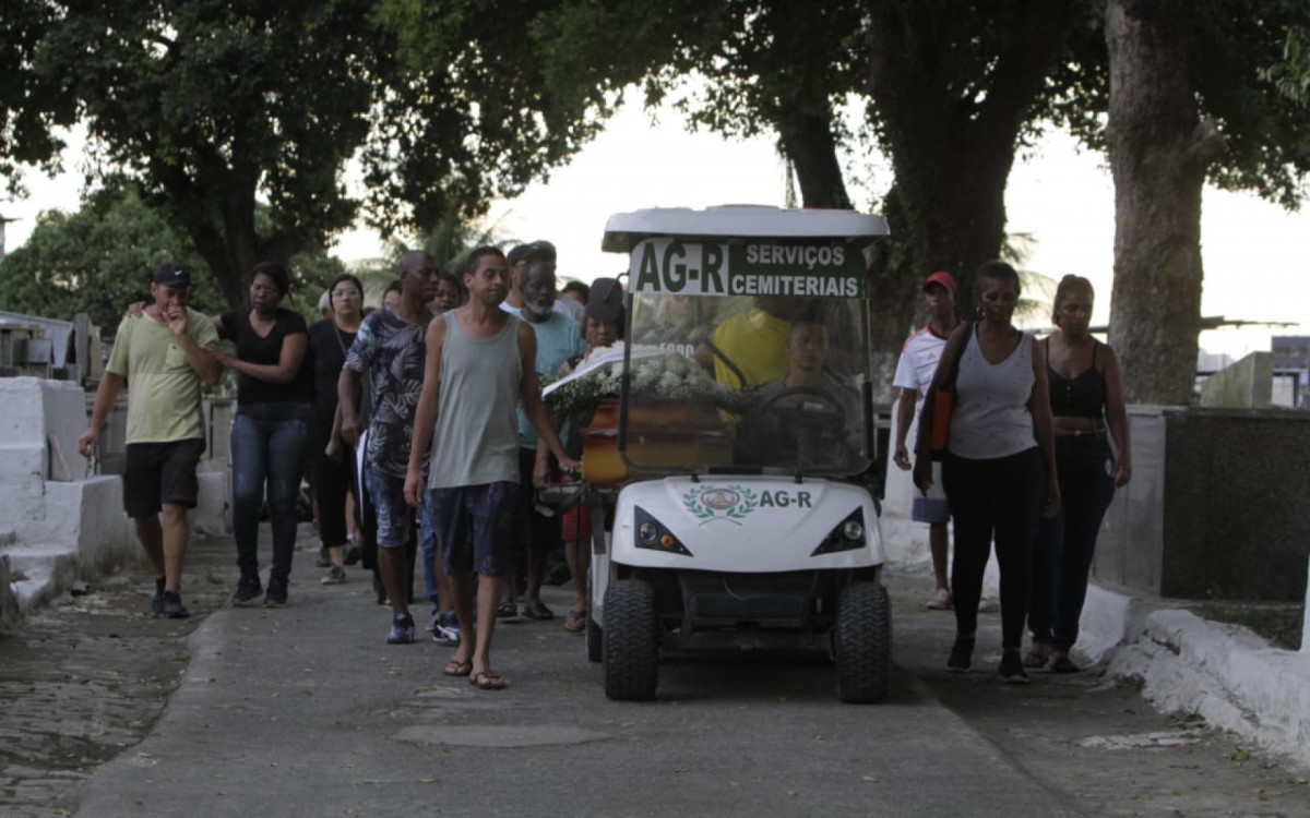 Cristiane dos Santos Barbosa foi sepultada no Cemitério Tanque do Anil, em Duque de Caxias