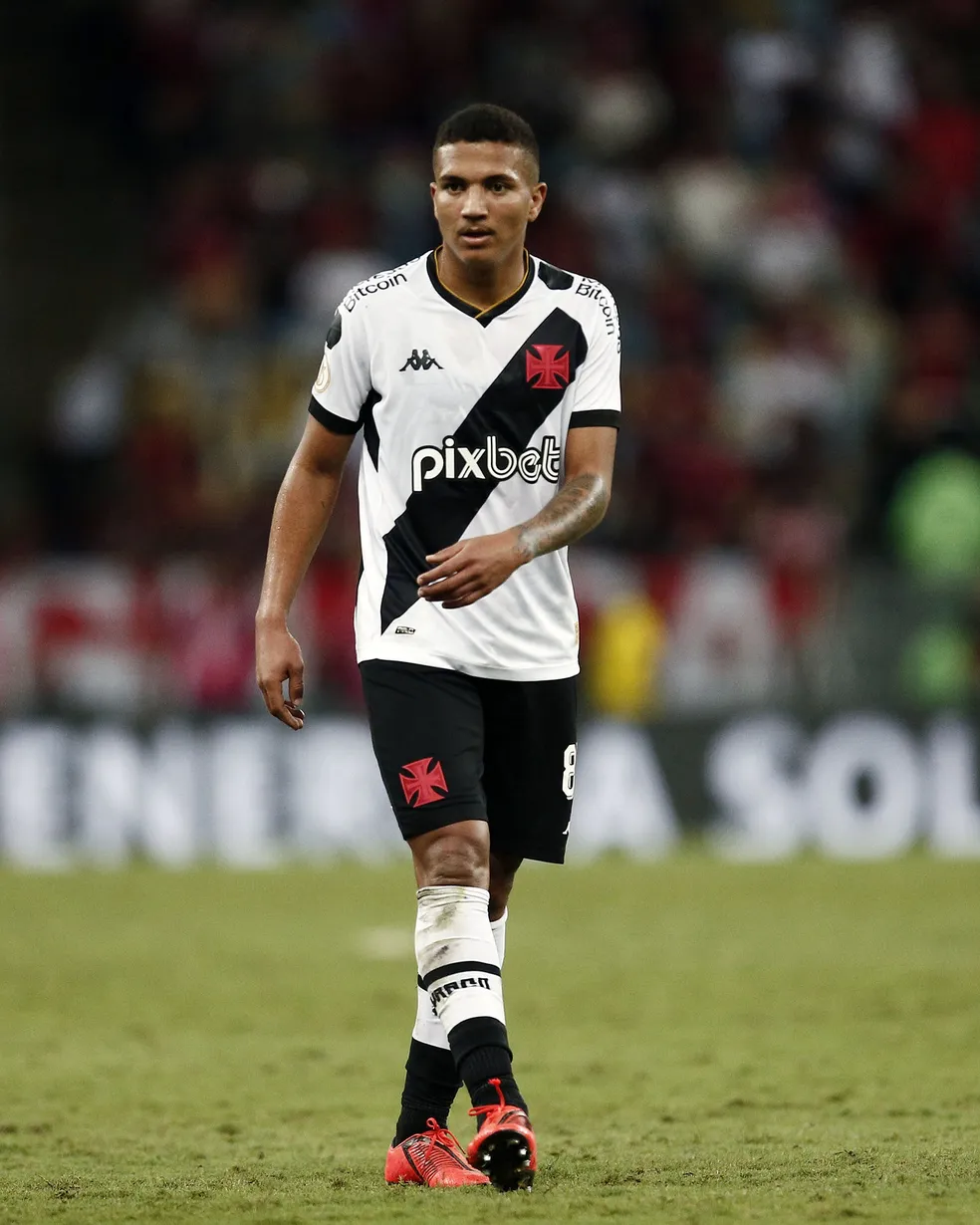 Vasco acerta compra em definitivo de Matheus Carvalho junto ao Náutico