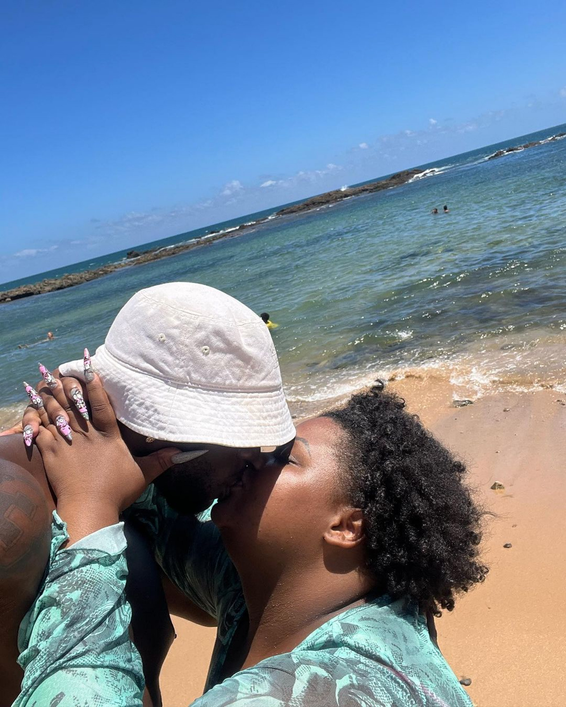 MC Carol de Niterói posa em clima de romance - Reprodução/Ìnstagram