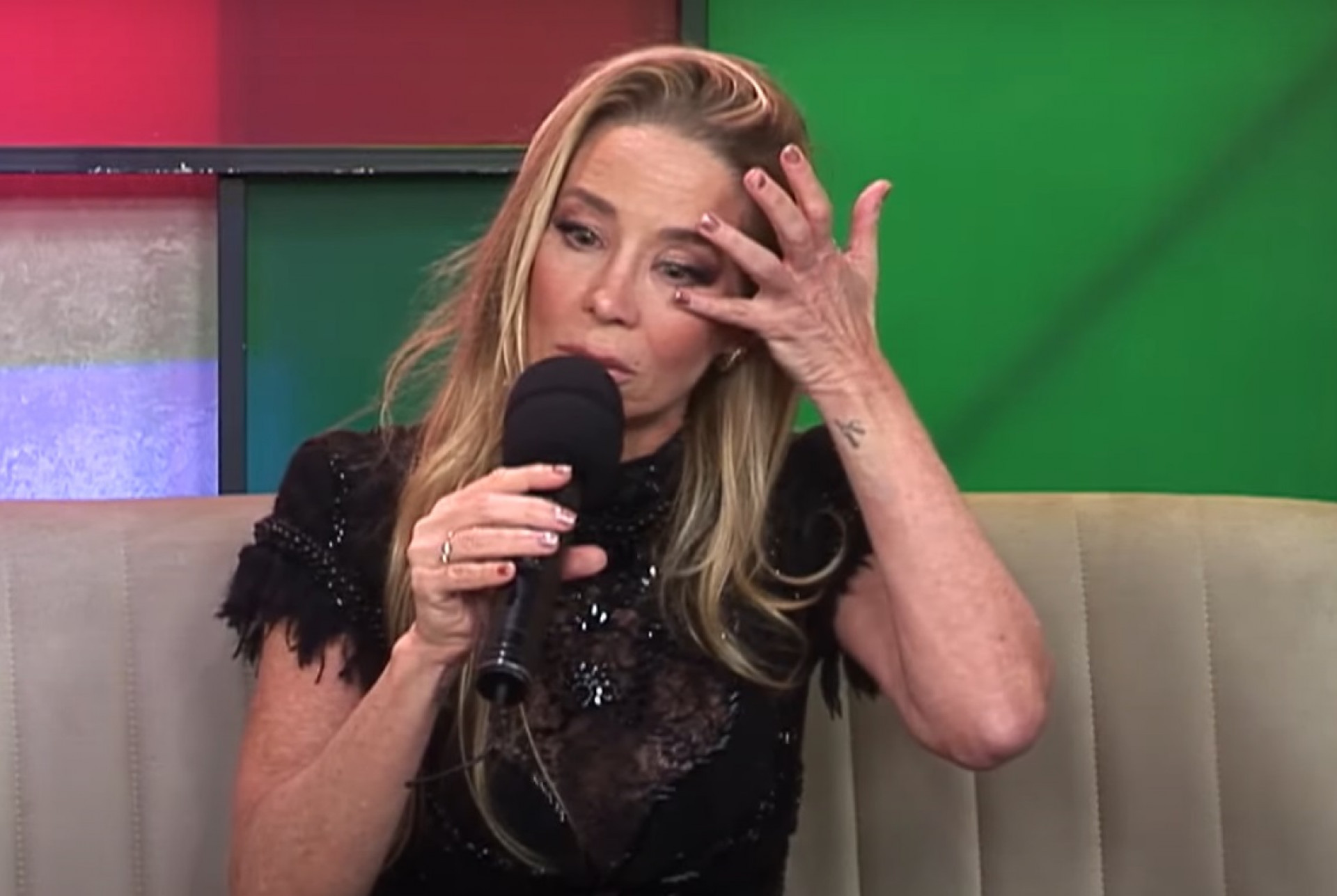 Danielle Winits se emociona durante entrevista - Reprodução de vídeo