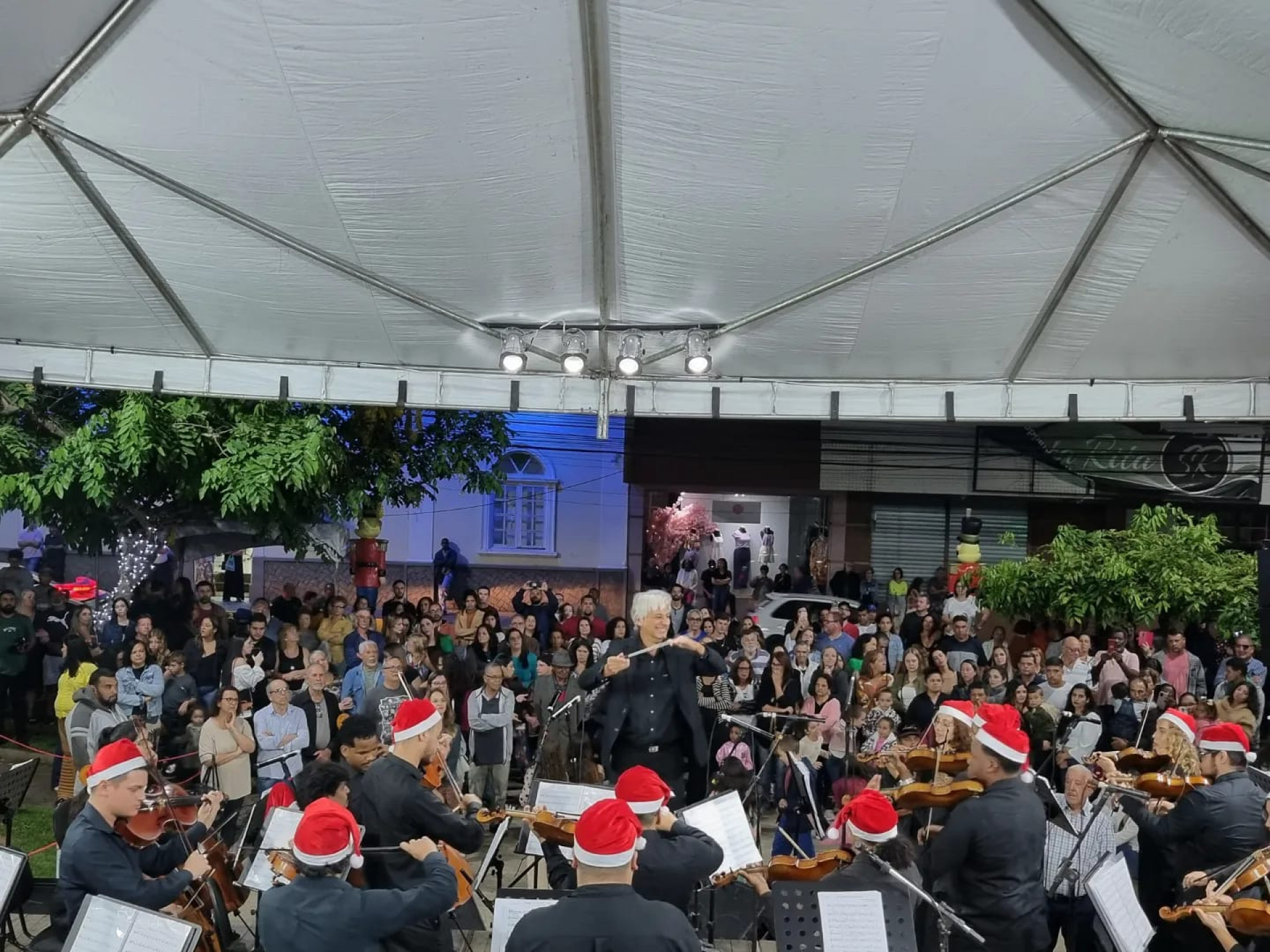 A Orquestra Sinfônica Jovem do Rio de Janeiro, residente PUC (Pontifícia Universidade Católica), participou da abertura dos festejos natalinos na Praça da Igreja Matriz.  - Divulgação